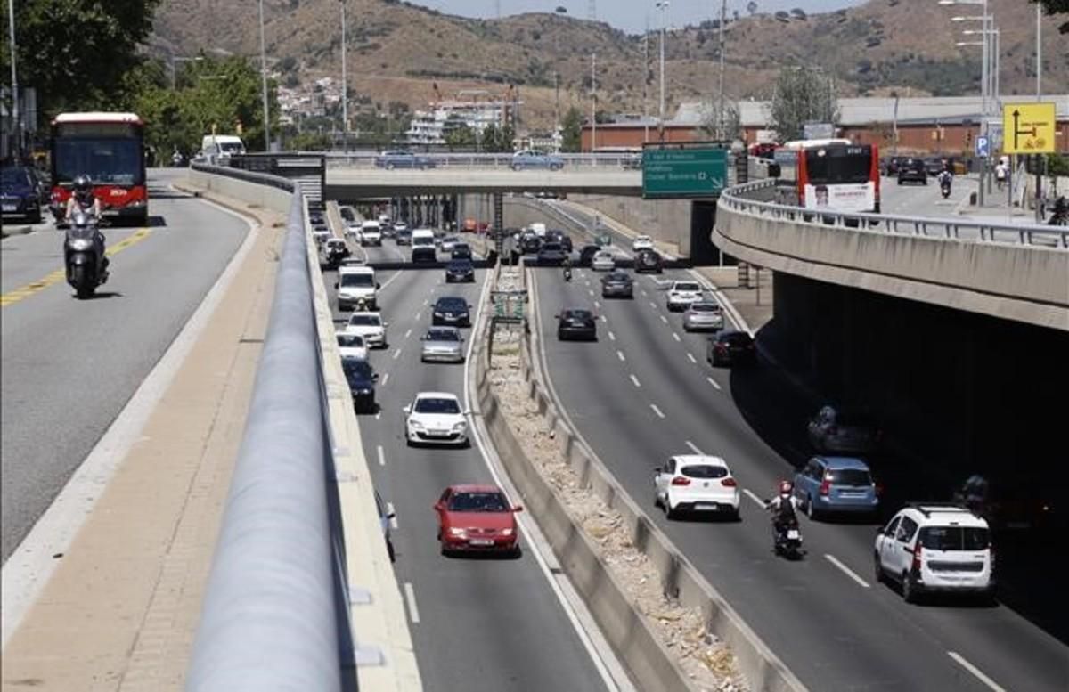 Circulación en el tramo de la Ronda de Dalt que está previsto cubrir, este lunes. Circulación en el tramo de la Ronda de Dalt que está previsto cubrir, este lunes.