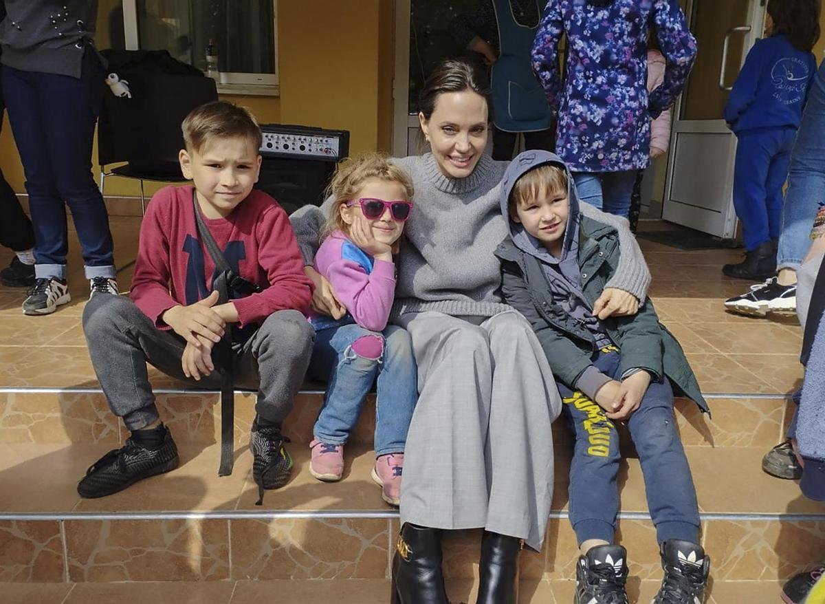 La actriz Angelina Jolie, acompañada de niños ucranianos en Lviv. EFE La actriz Angelina Jolie, acompañada de niños ucranianos en Lviv. EFE
