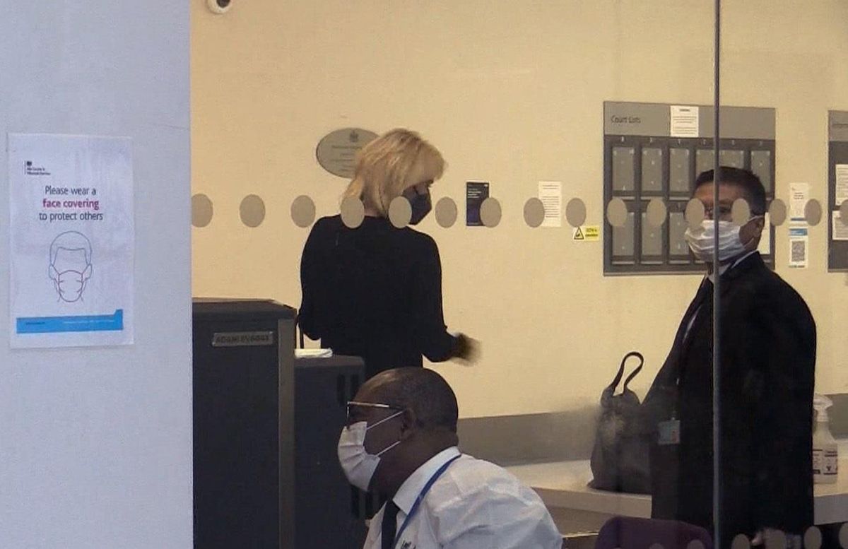 Captura de video de la llegada de la empresaria alemana Corinna Larsen a los juzgados de Londres, donde compareció por videoconferencia un juicio por calumnias al excomisario José Villarejom, el pasado mes de enero. EFE-TV Captura de video de la llegada de la empresaria alemana Corinna Larsen a los juzgados de Londres, donde compareció por videoconferencia un juicio por calumnias al excomisario José Villarejom, el pasado mes de enero. EFE-TV