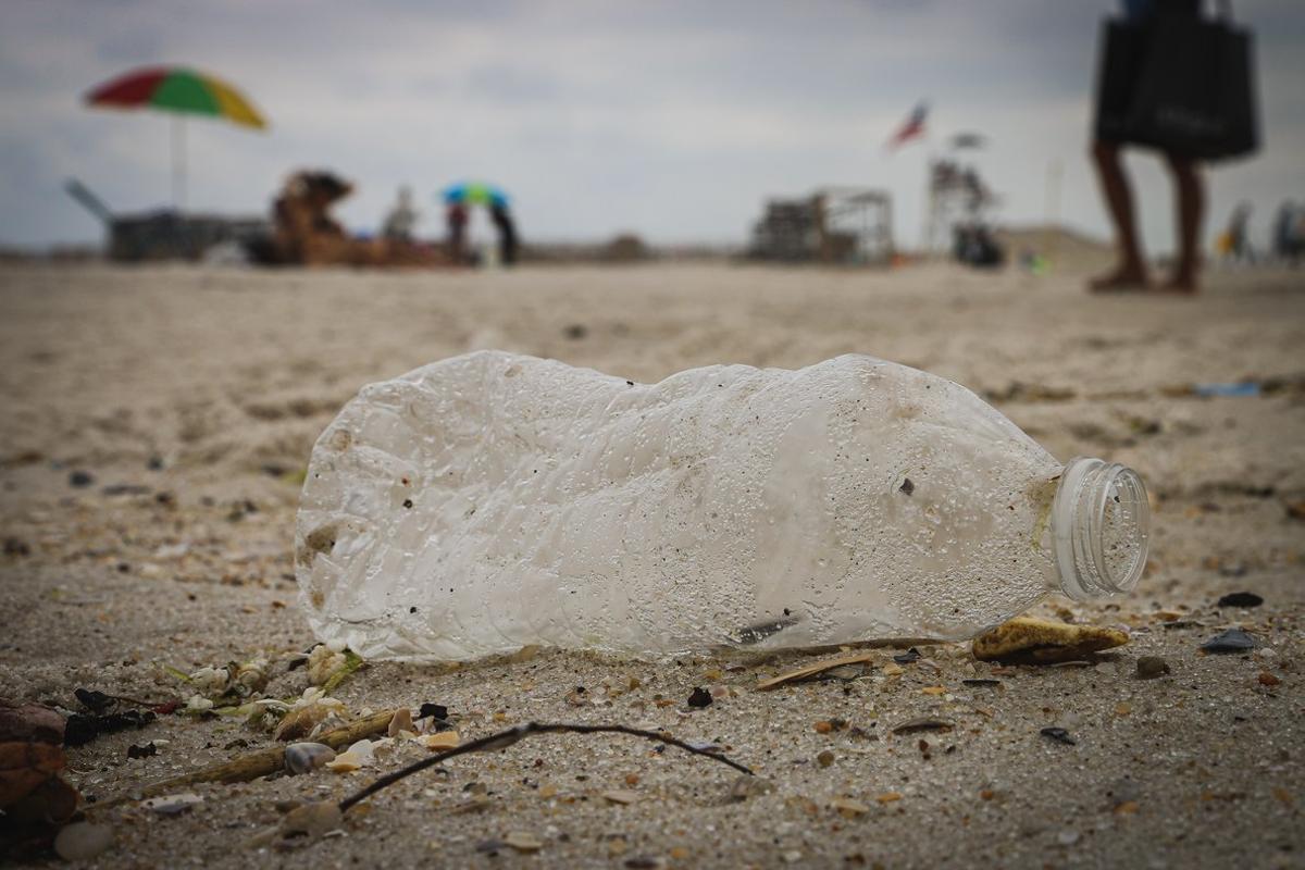 Cada año se vierten al mar más de 8 millones de toneladas de plástico.