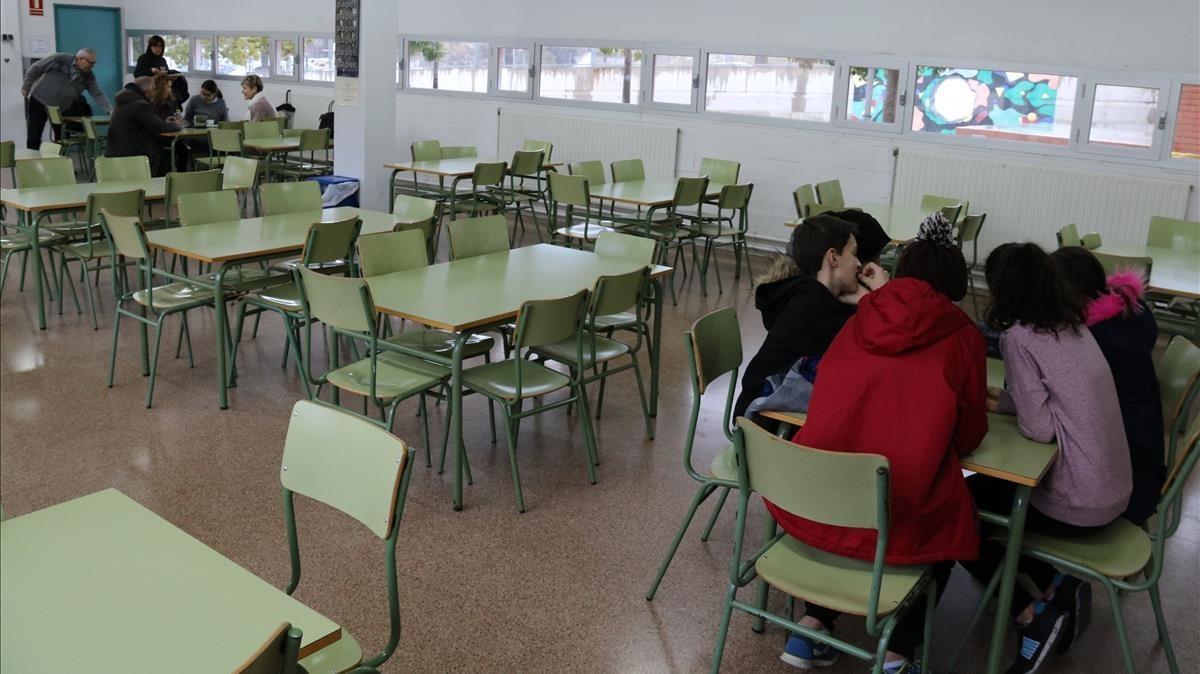 Aula del instituto de Valls, con un grupo de alumnos que no han tenido clase.