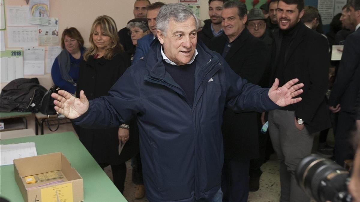 Antonio Tajani, tras votar en Fiuggi. Antonio Tajani, tras votar en Fiuggi.