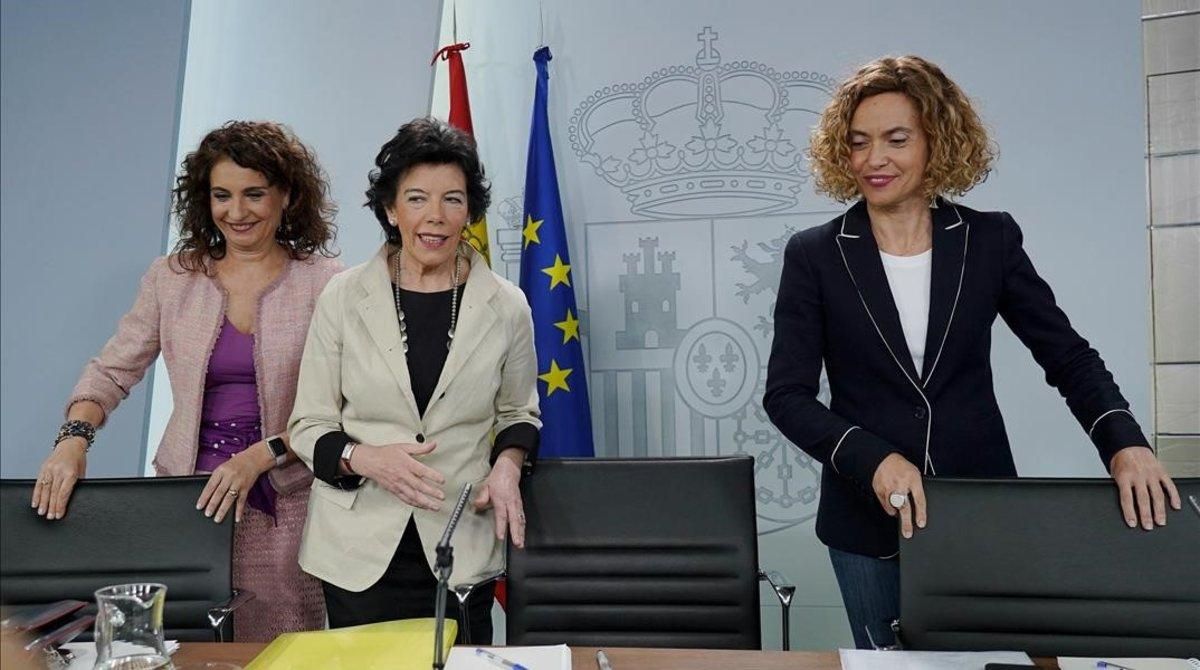 La portavoz del Gobierno, Isabel Celaá, flanqueada por la ministra de Hacienda, María Jesús Montero (izqda) y la ministra de Política Territorial, Meritxell Batet, en la rueda de prensa del Consejo de Ministros. La portavoz del Gobierno, Isabel Celaá, flanqueada por la ministra de Hacienda, María Jesús Montero (izqda) y la ministra de Política Territorial, Meritxell Batet, en la rueda de prensa del Consejo de Ministros.
