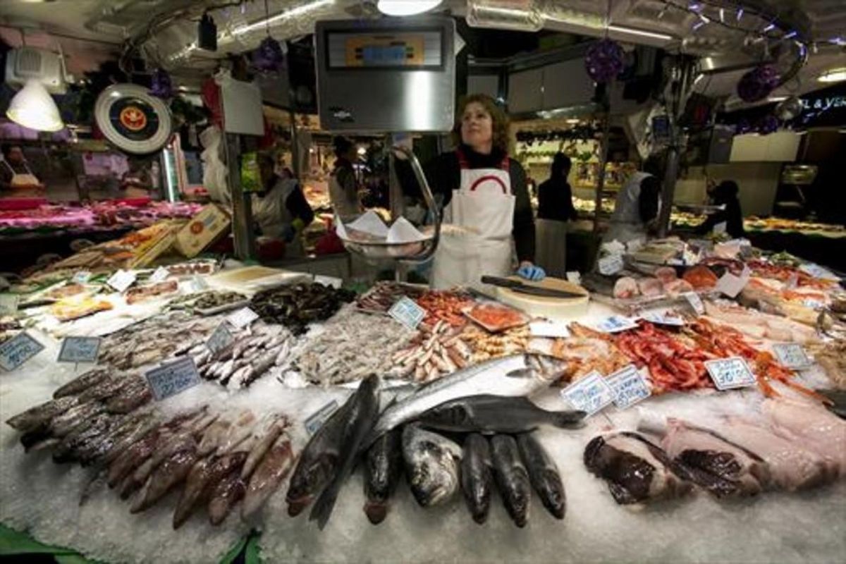 Pescados a la venta en un mercado. Pescados a la venta en un mercado.