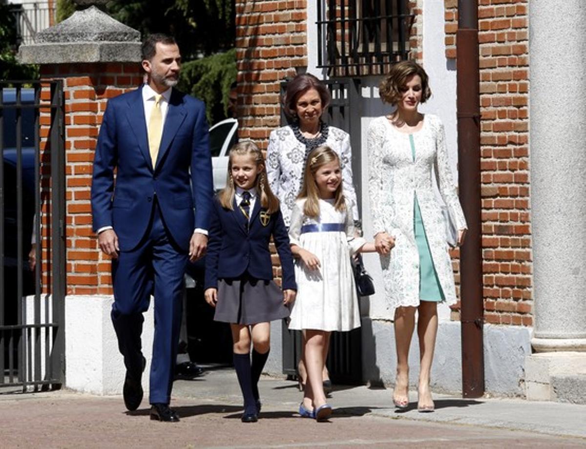Los Reyes con Leonor, de uniforme, la infanta Sofía y, detrás, la reina Sofía, al llegar a la parroquia donde hoy recibe la comunión.