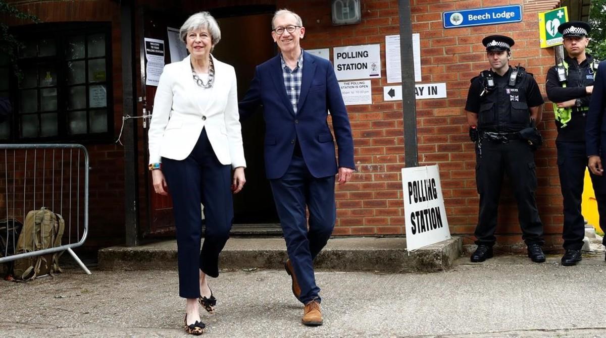 Theresa May y su marido, el jueves a la salida de su colegio electoral.