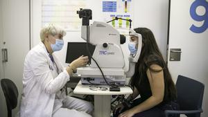 La enfermera Mónica Sánchez realizando una retinografía a Nora Sanuy, paciente diabética de tipo 1.