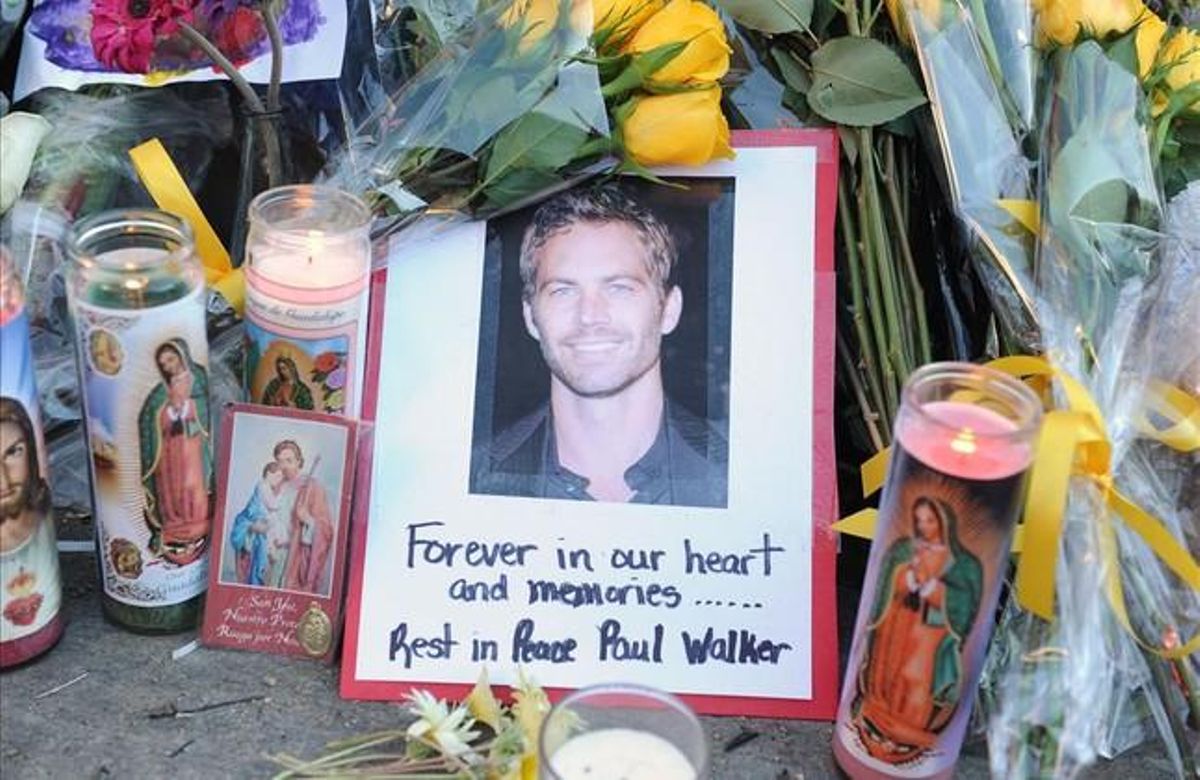 Los fans del actor Paul Walker le rinden homenaje en el lugar donde se produjo el accidente mortal, en Santa Clarita (California), el pasado 29 de septiembre. Los fans del actor Paul Walker le rinden homenaje en el lugar donde se produjo el accidente mortal, en Santa Clarita (California), el pasado 29 de septiembre.