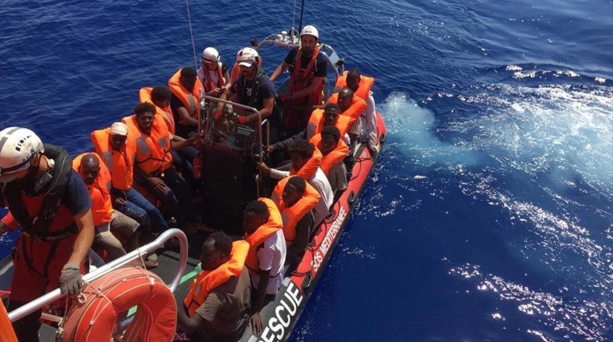 Náufragos rescatados por el ’Ocean Viking’, de Médicos sin Fronteras y SOS Mediterranée. Náufragos rescatados por el ’Ocean Viking’, de Médicos sin Fronteras y SOS Mediterranée.