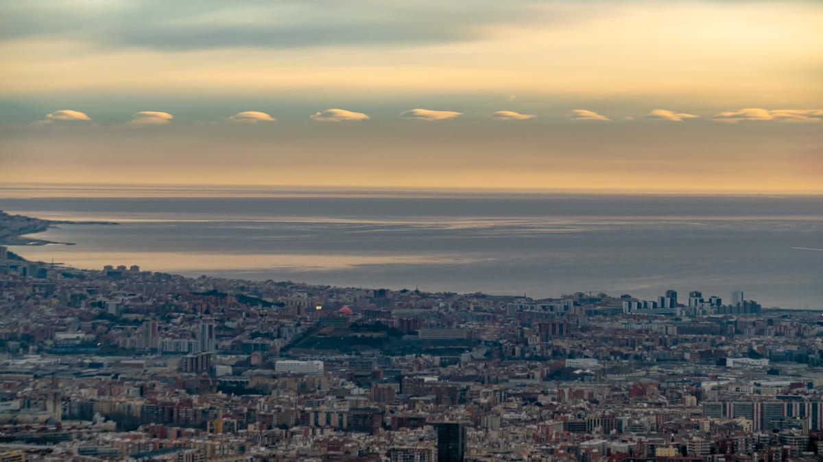 Nueve ondulaciones encadenadas en un tren de altocumulus lenticularis sobre Barcelona. Nueve ondulaciones encadenadas en un tren de altocumulus lenticularis sobre Barcelona.