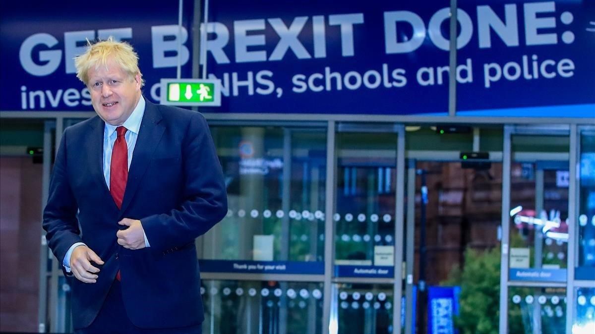 Boris Johnson en la entrada del centro de convenciones de Manchester donde se celebra el Congreso del Partido Conservador. Boris Johnson en la entrada del centro de convenciones de Manchester donde se celebra el Congreso del Partido Conservador.