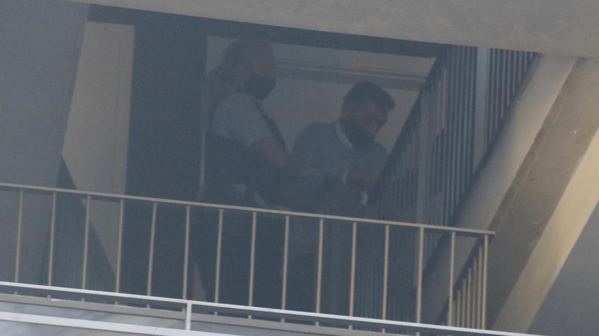Los Mossos se llevan al detenido tras la reconstrucción del crimen. Los Mossos se llevan al detenido tras la reconstrucción del crimen.
