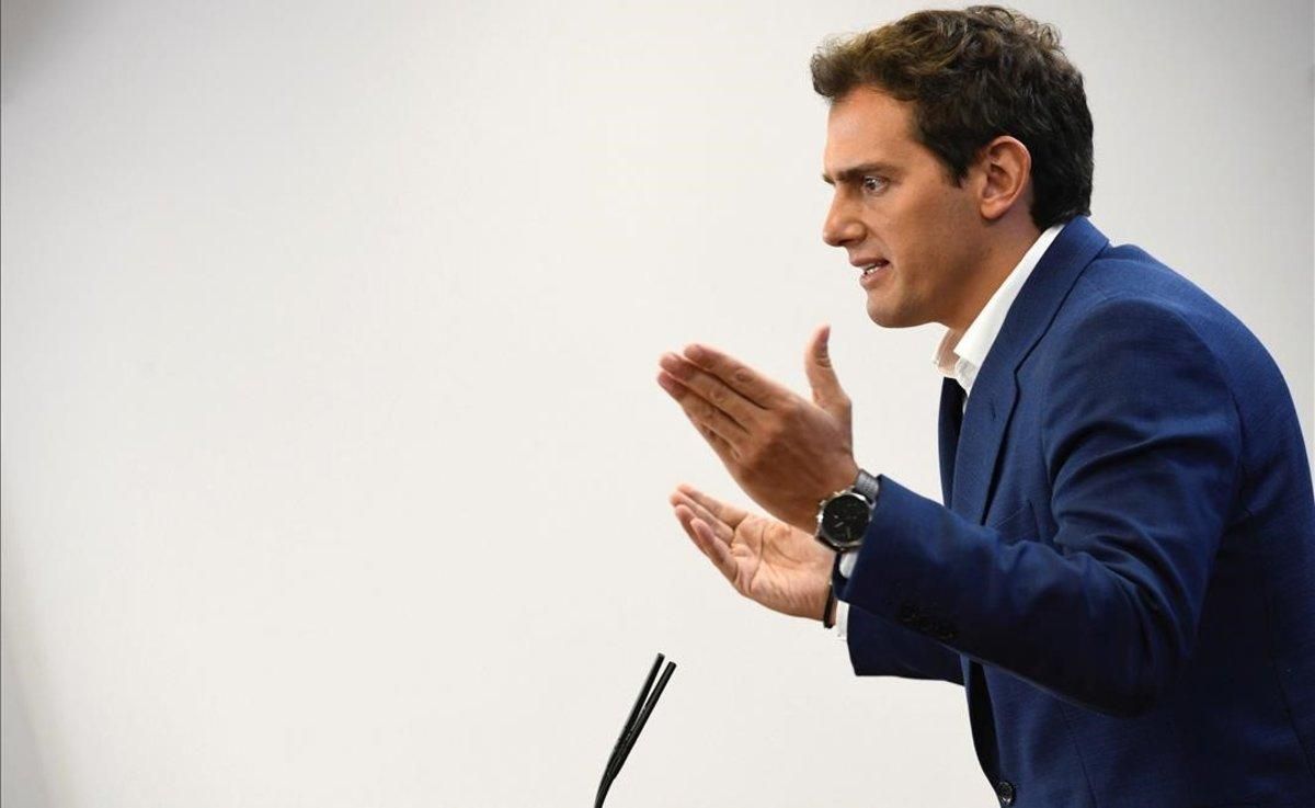 Albert Rivera, en la rueda de prensa que ha dado este martes en el Congreso. Albert Rivera, en la rueda de prensa que ha dado este martes en el Congreso.