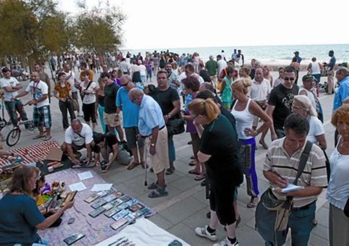 Comerciantes de Calafell exponen su mercancía sobre mantas frente a los manteros, ayer. Comerciantes de Calafell exponen su mercancía sobre mantas frente a los manteros, ayer.
