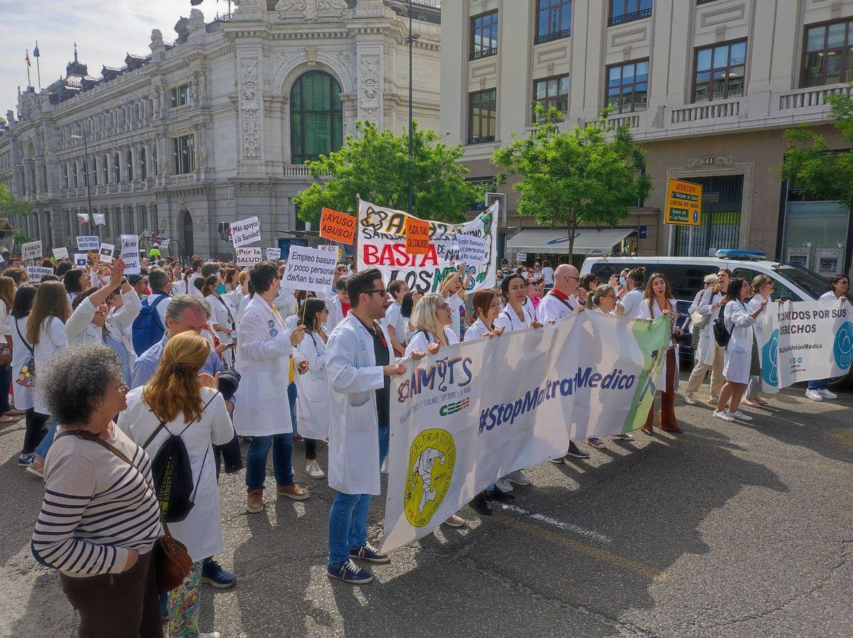 La Comunidad de Madrid convoca a los médicos de hospitales en huelga