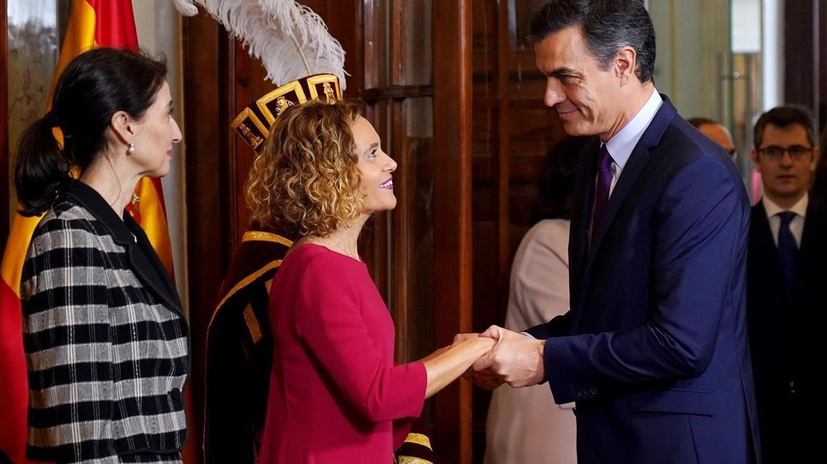Pedro Sánchez saluda a la presidenta del Congreso, Meritxell Batet, y a la del Senado, Pilar Llop, en la conmemoración del 41º aniversario de la Constitución.