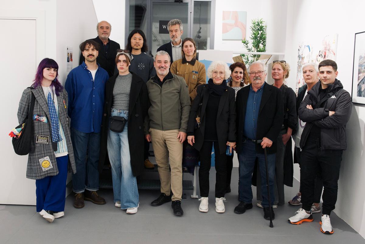 Jaume Collboni con los artistas de la exposición ’La mejor Barcelona’ Jaume Collboni con los artistas de la exposición ’La mejor Barcelona’