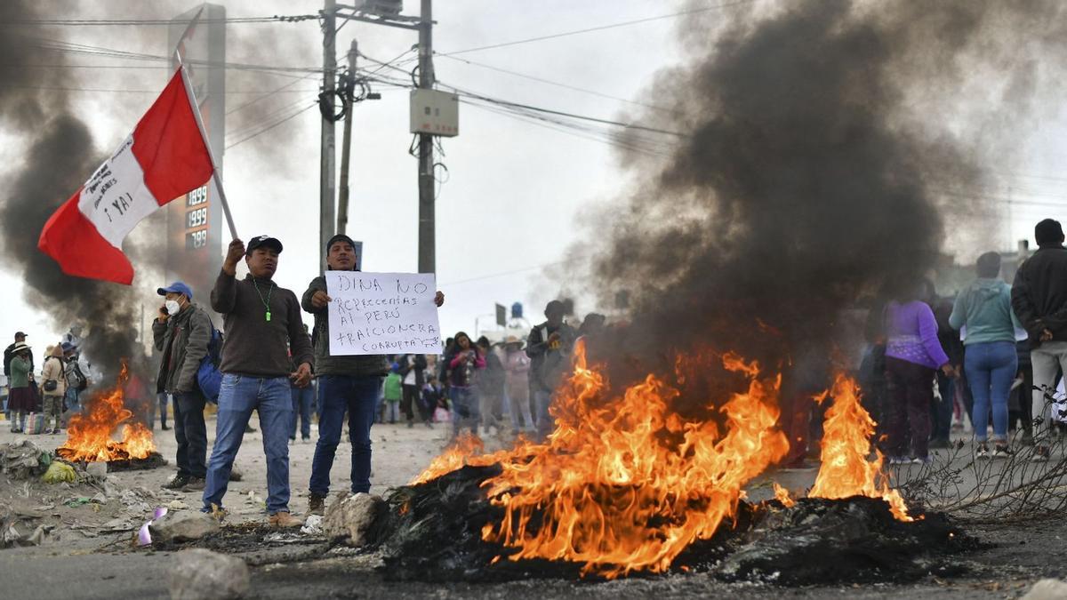 Boluarte declara el estado de emergencia en las zonas de las protestas y convoca a elecciones anticipadas para 2024