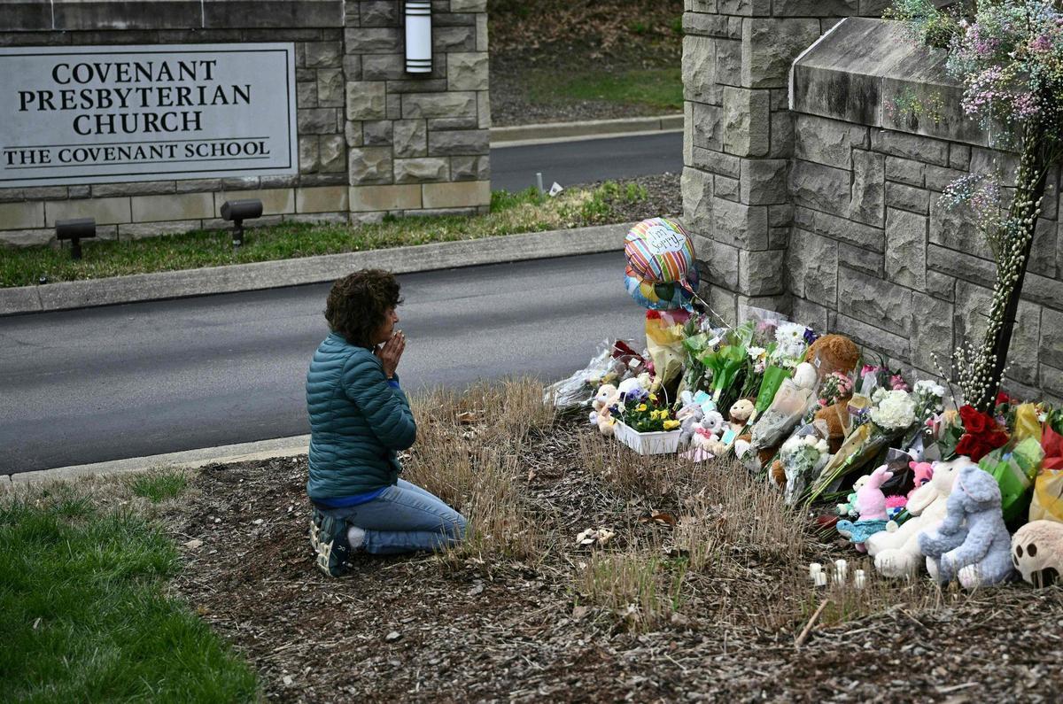 Una vecina de Nashville reza ante un memorial por las víctimas del tiroteo junto a la escuela Covenant, este martes. Una vecina de Nashville reza ante un memorial por las víctimas del tiroteo junto a la escuela Covenant, este martes.