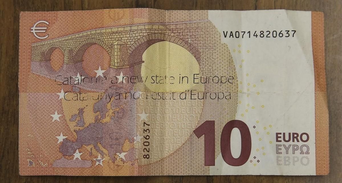 Billete de 10 euros con una impresión que dice Catalunya nou estat d’Europa. Billete de 10 euros con una impresión que dice Catalunya nou estat d’Europa.
