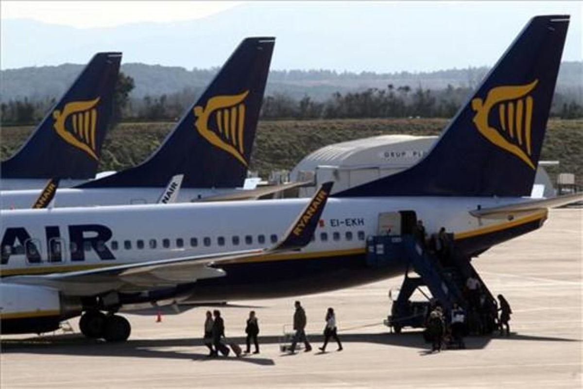 Un avión de Ryanair en el aeropuerto de Girona. Un avión de Ryanair en el aeropuerto de Girona.