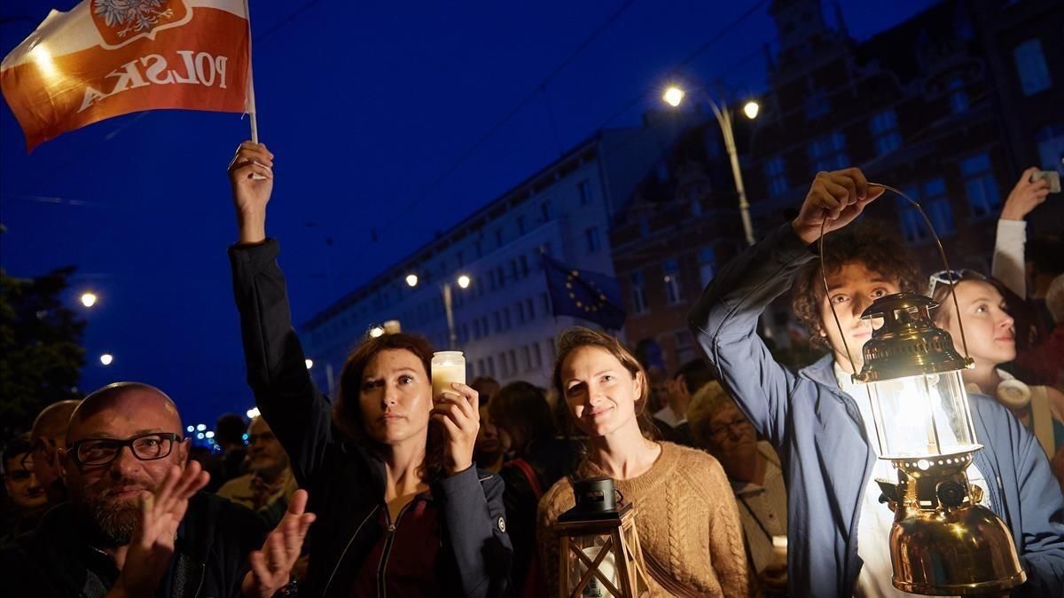 Cientos de personas participan en una protesta en Polonia. Cientos de personas participan en una protesta en Polonia.