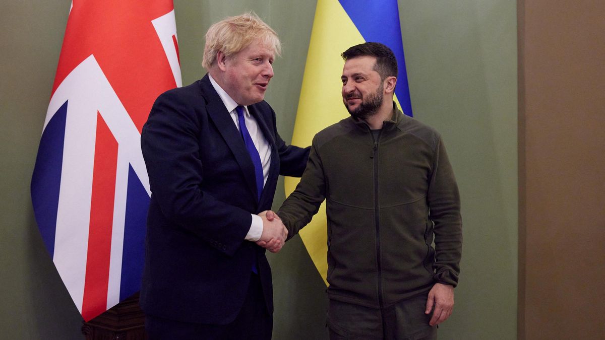 El presidente de Ucrania, Volodimir Zelenski, y el primer ministro británico, Boris Johnson, se dan la mano El presidente de Ucrania, Volodimir Zelenski, y el primer ministro británico, Boris Johnson, se dan la mano