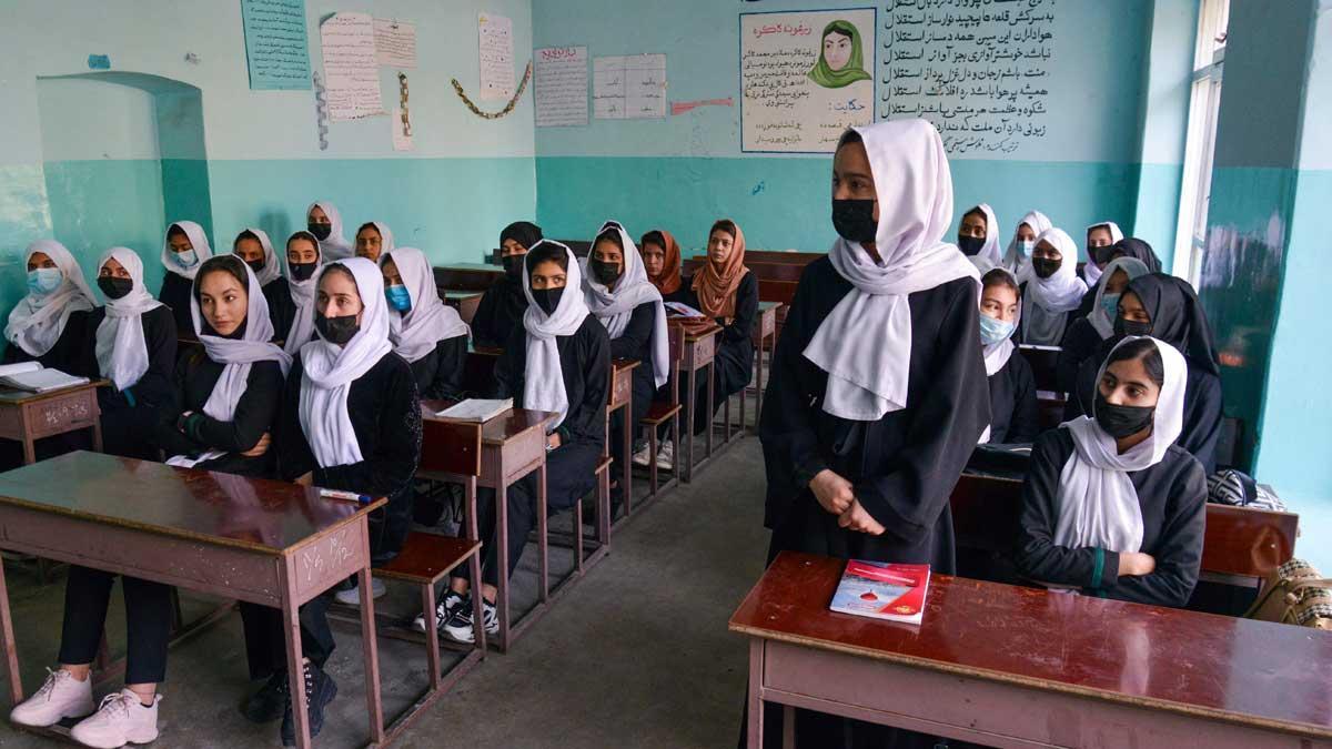 Jóvenes afganas en clase, ayer en Kabul, antes de ser ordenado el cierre de la escuela.