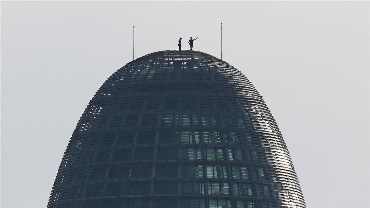 Dues persones escalen la torre Glòries de Barcelona i es fan un 'selfie'