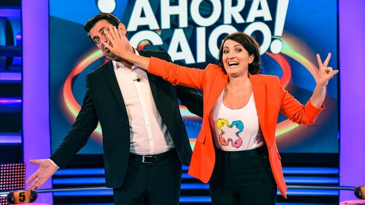 Arturo Valls y Sílvia Abril, durante el desenfadado cambio de ’mando’ en el concurso de A-3 ’¡Ahora caigo!’ 