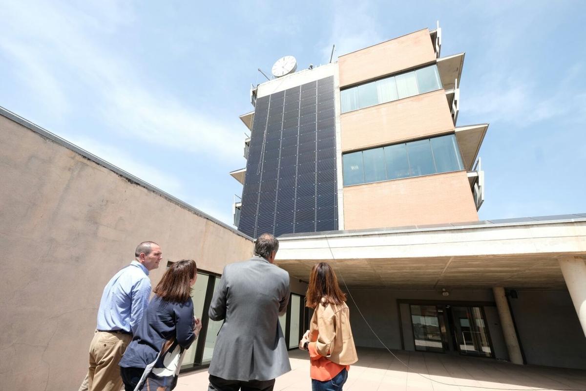 Nueva placa solar en el Ayuntamiento de Gavà. Nueva placa solar en el Ayuntamiento de Gavà.