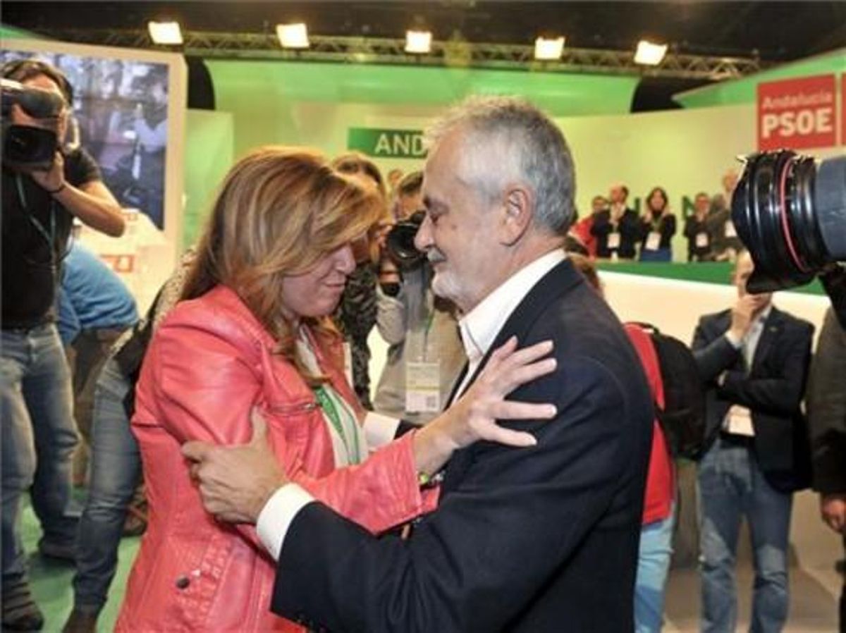 Griñán y Díaz se abrazan el día del relevo. Griñán y Díaz se abrazan el día del relevo.