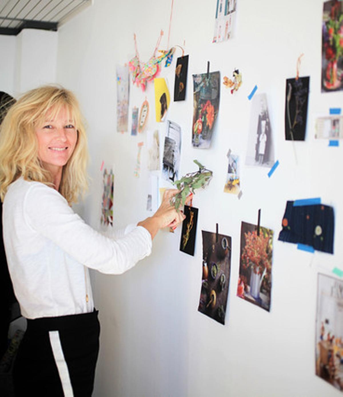 Gudy Herder trabaja en su estudio con un ’moodboard’. Gudy Herder trabaja en su estudio con un ’moodboard’.