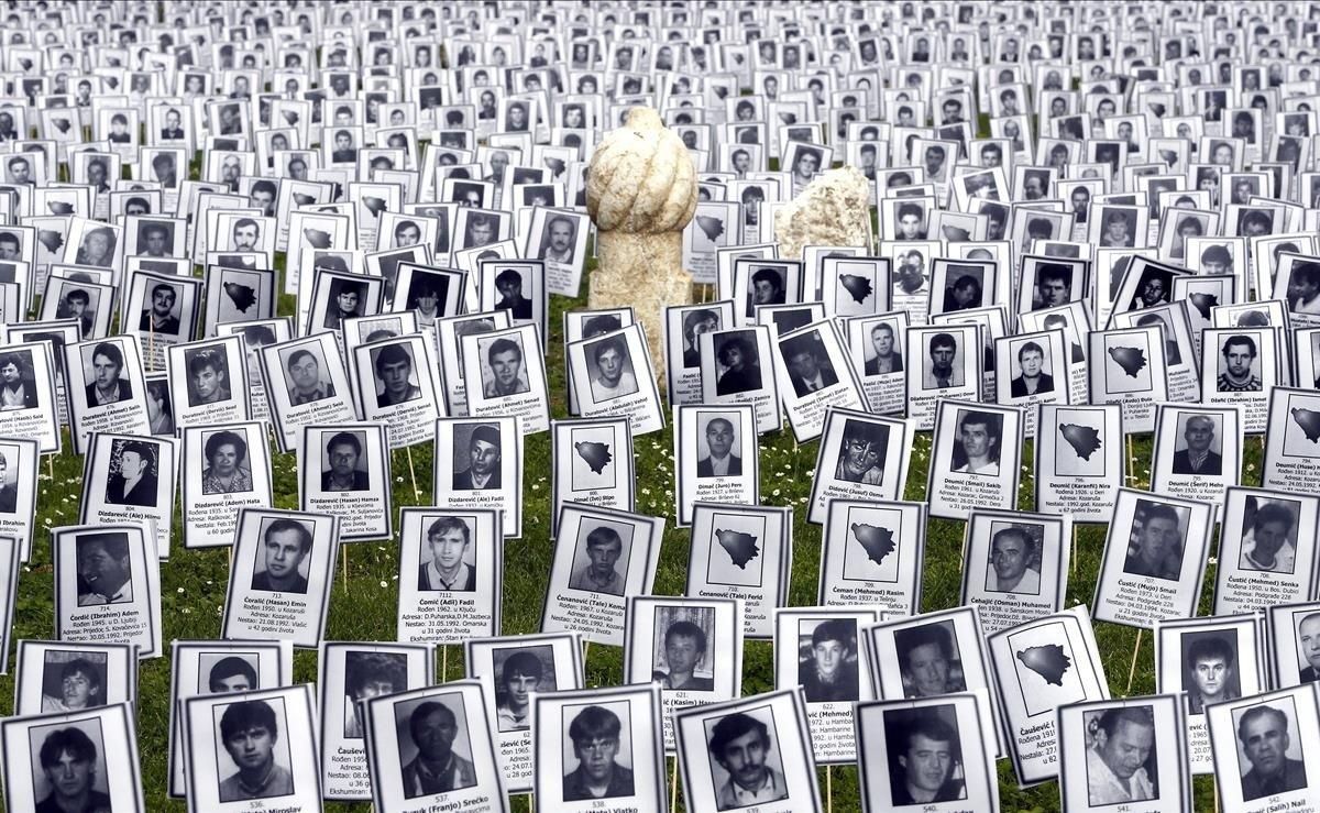Fotografías con los rostros de las víctimas de Prijedor durante la guerra de Bosnia, este viernes en un parque en Sarajevo (Bosnia). Las imágenes muestran 3.176 bosnios y croatas, incluidos 102 niños, naturales del pueblo de Prijedor, que fueron matados por serbobosnios durante la guerra de Bosnia, entre 1992 y 1995. El 31 de mayo es el día recordado como el de los brazaletes blancos, distintivo que debían llevar bosnios y croatas, para distinguirse de los serbobosnios. Fotografías con los rostros de las víctimas de Prijedor durante la guerra de Bosnia, este viernes en un parque en Sarajevo (Bosnia). Las imágenes muestran 3.176 bosnios y croatas, incluidos 102 niños, naturales del pueblo de Prijedor, que fueron matados por serbobosnios durante la guerra de Bosnia, entre 1992 y 1995. El 31 de mayo es el día recordado como el de los brazaletes blancos, distintivo que debían llevar bosnios y croatas, para distinguirse de los serbobosnios.