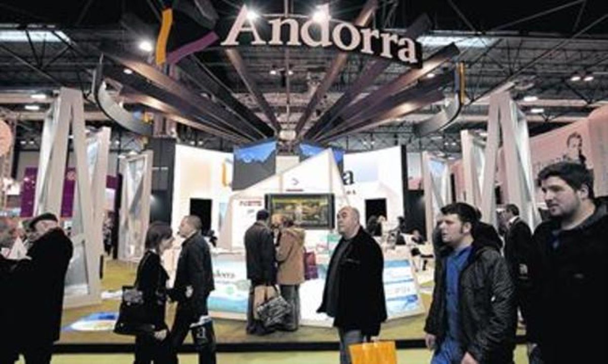 Unos visitantes pasan ante el pabellón de Andorra en Fitur, en Madrid. Unos visitantes pasan ante el pabellón de Andorra en Fitur, en Madrid.