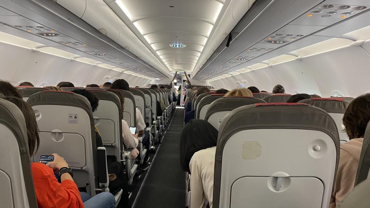 Un avión lleno de pasajeros. 