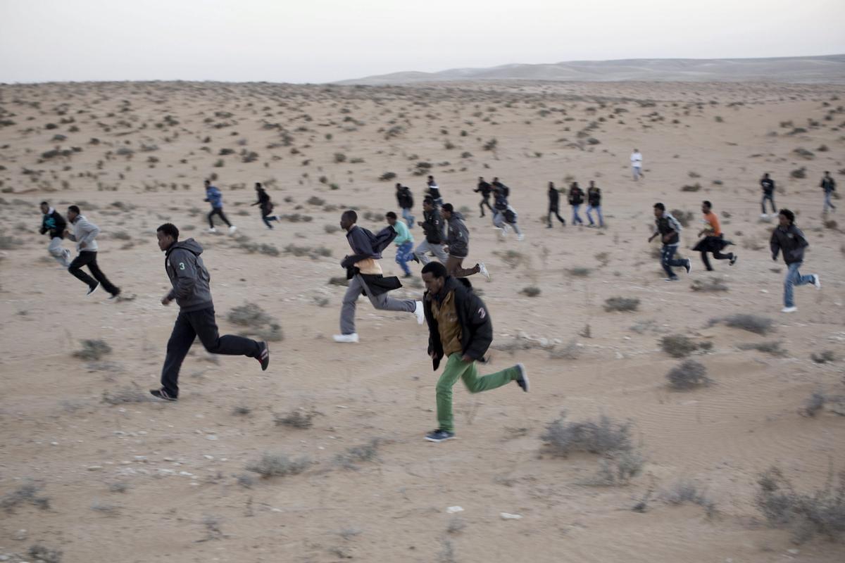 Refugiados africanos, considerados ilegales por Israel, huyen de las autoridades migratorias de ese país a las afueras de Beersheva en una imagen de archivo del 2013.