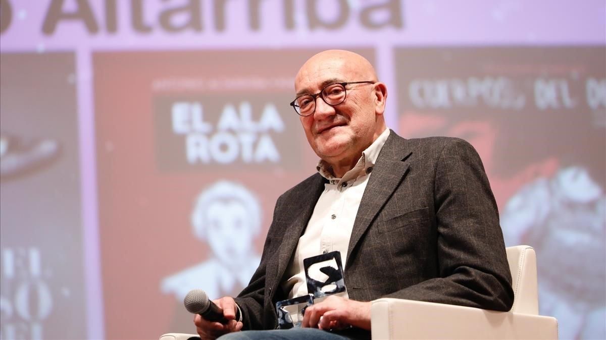 Antonio Altarriba, tras recibir el galardón. Antonio Altarriba, tras recibir el galardón.