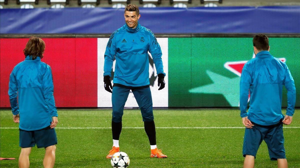 Cristiano Ronaldo, durante el entrenamiento del Madrid en el Parque de los Príncipes.