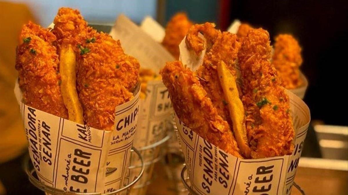 ’Fish and chips’ para llevar, el plato estrella de Fish & Chips (valga la redundancia) durante la Barcelona de las restricciones. ’Fish and chips’ para llevar, el plato estrella de Fish & Chips (valga la redundancia) durante la Barcelona de las restricciones.