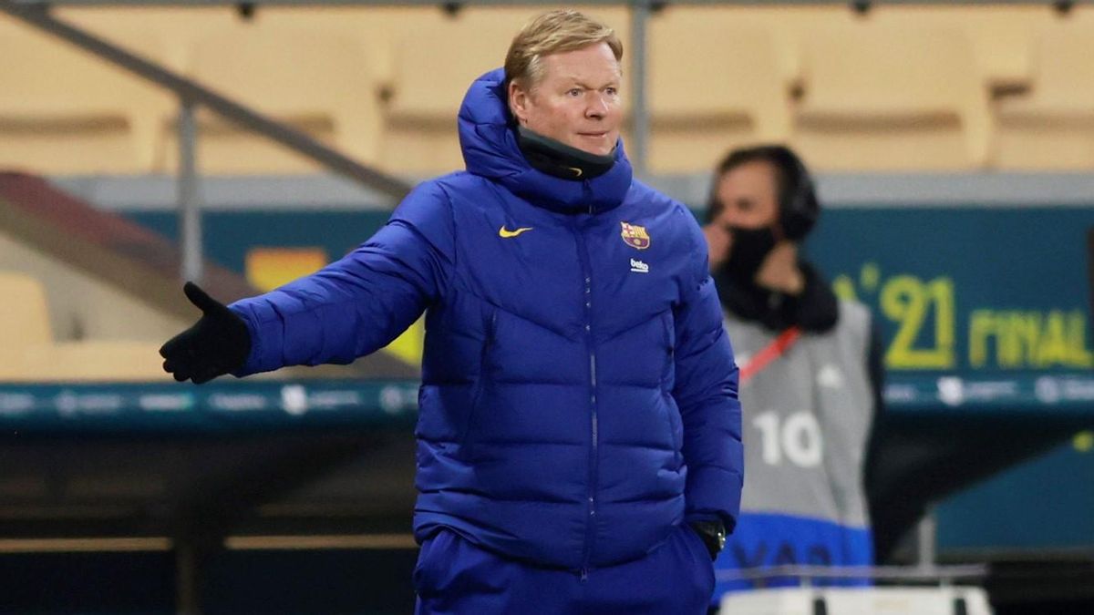 Koeman mira una acción con Capa y Griezmann disputándose el balón en la final de la Supercopa. Koeman mira una acción con Capa y Griezmann disputándose el balón en la final de la Supercopa.