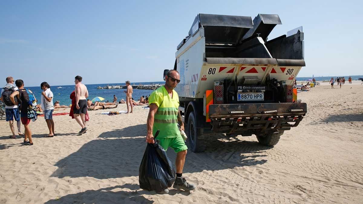 Recogida de basuras en las playas de Barcelona. Recogida de basuras en las playas de Barcelona.