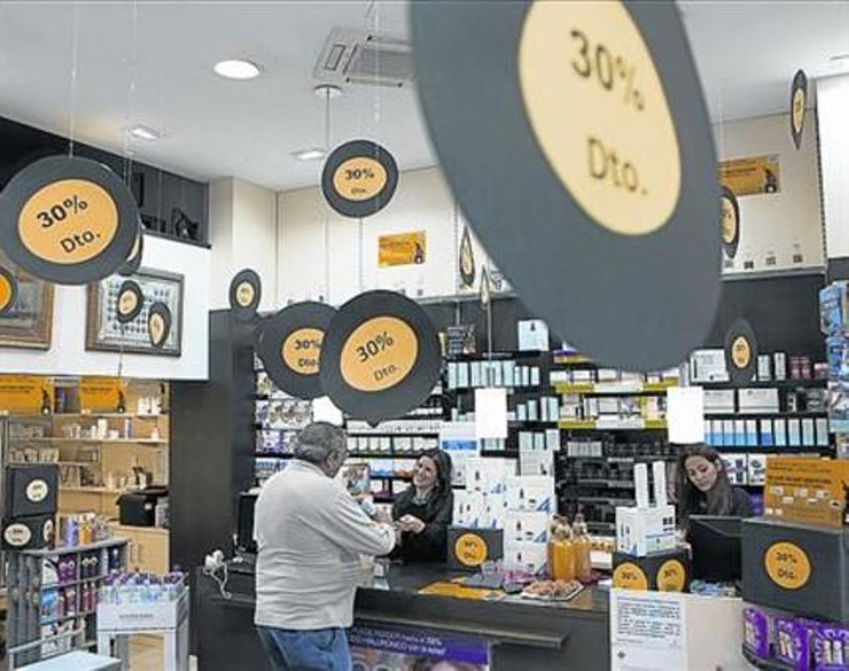 Una farmacia de Barcelona aplica descuentos ayer por el Black Friday. Una farmacia de Barcelona aplica descuentos ayer por el Black Friday.