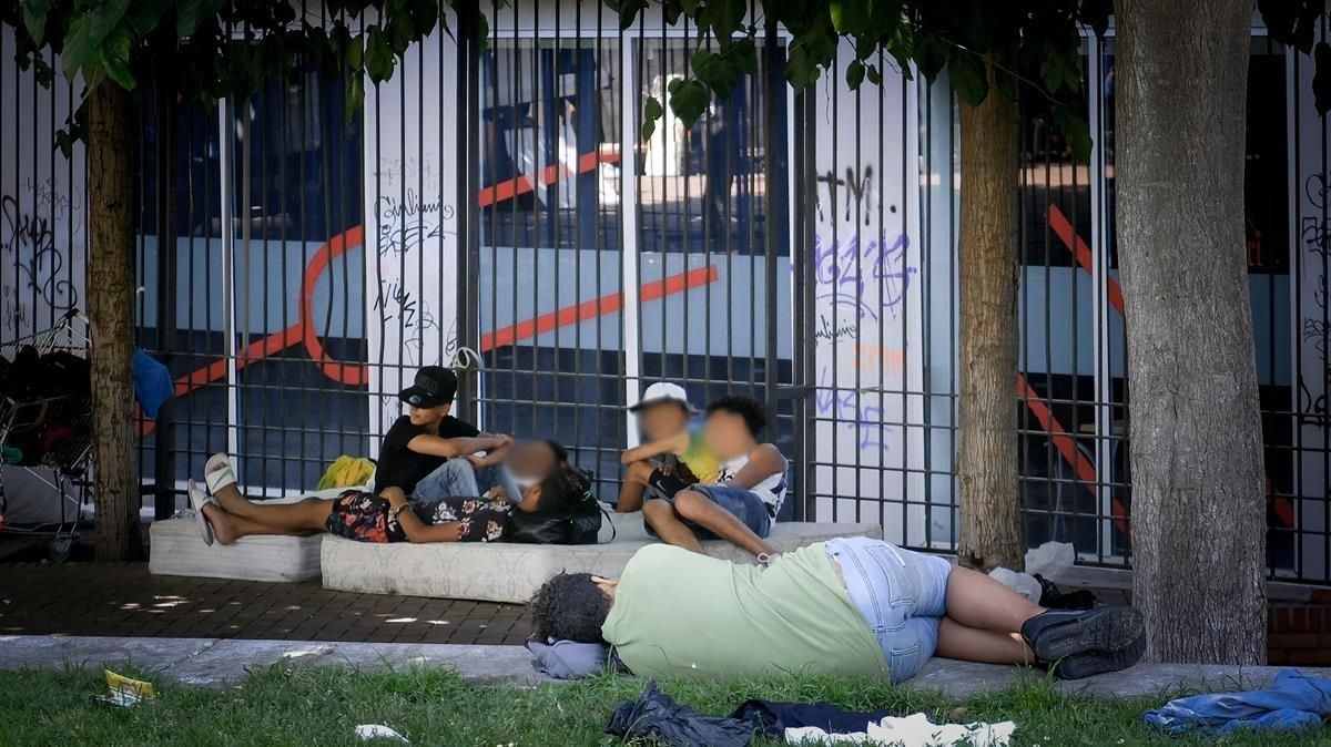 Unos jóvenes de origen magrebí descansan en unos jardines del Raval. Unos jóvenes de origen magrebí descansan en unos jardines del Raval.