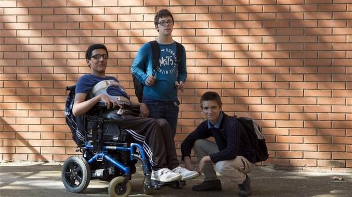 Youssef y Martí, con un compañero suyo (a la derecha, agachado) de la Unidad de Apoyo a la Educación Especial (USEE) del instituto Icària de Barcelona. Youssef y Martí, con un compañero suyo (a la derecha, agachado) de la Unidad de Apoyo a la Educación Especial (USEE) del instituto Icària de Barcelona.