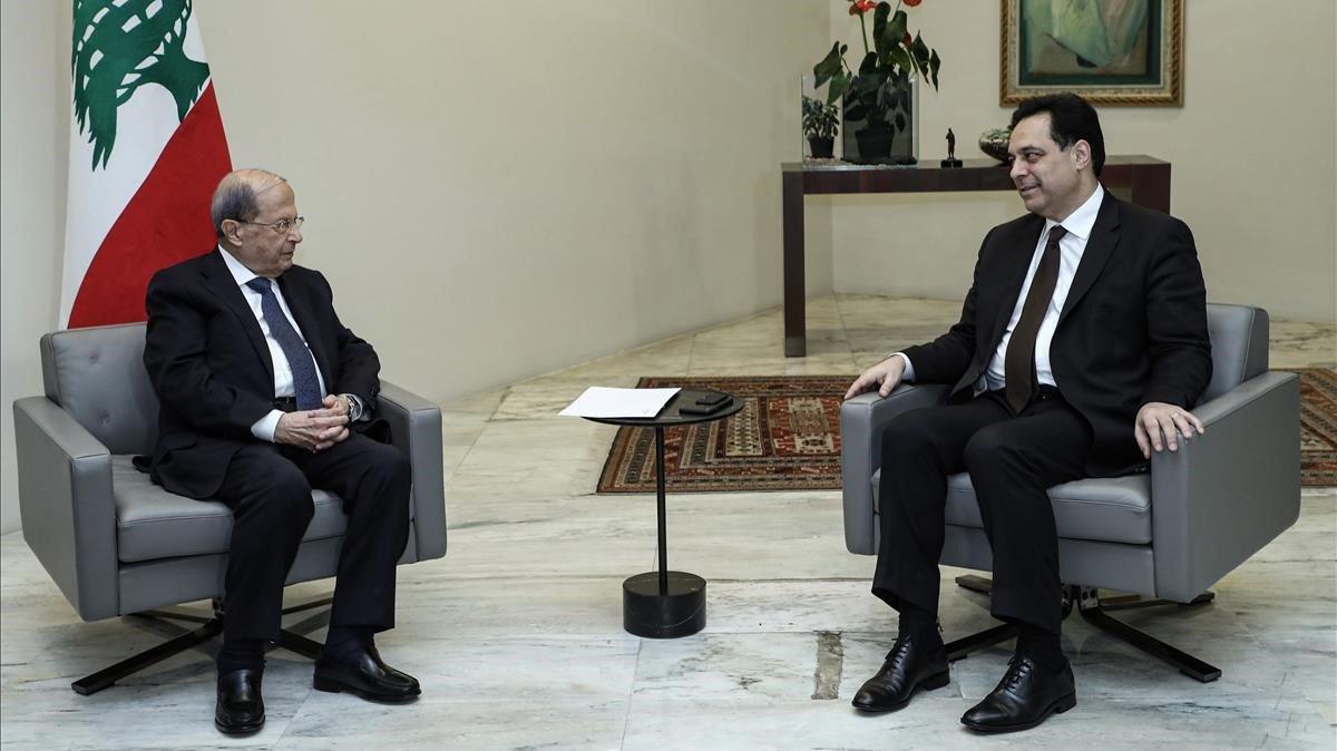 El presidente libanés, Michel Aoun, izquierda, y el exprimer ministro, Hasán Diab, este lunes. El presidente libanés, Michel Aoun, izquierda, y el exprimer ministro, Hasán Diab, este lunes.