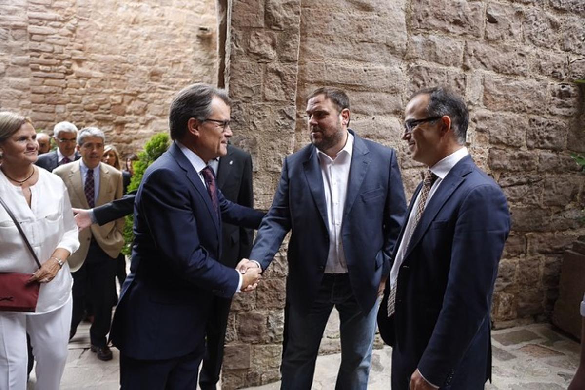 Artur Mas saluda al líder de ERC, Oriol Junqueras, este domingo en Cardona.