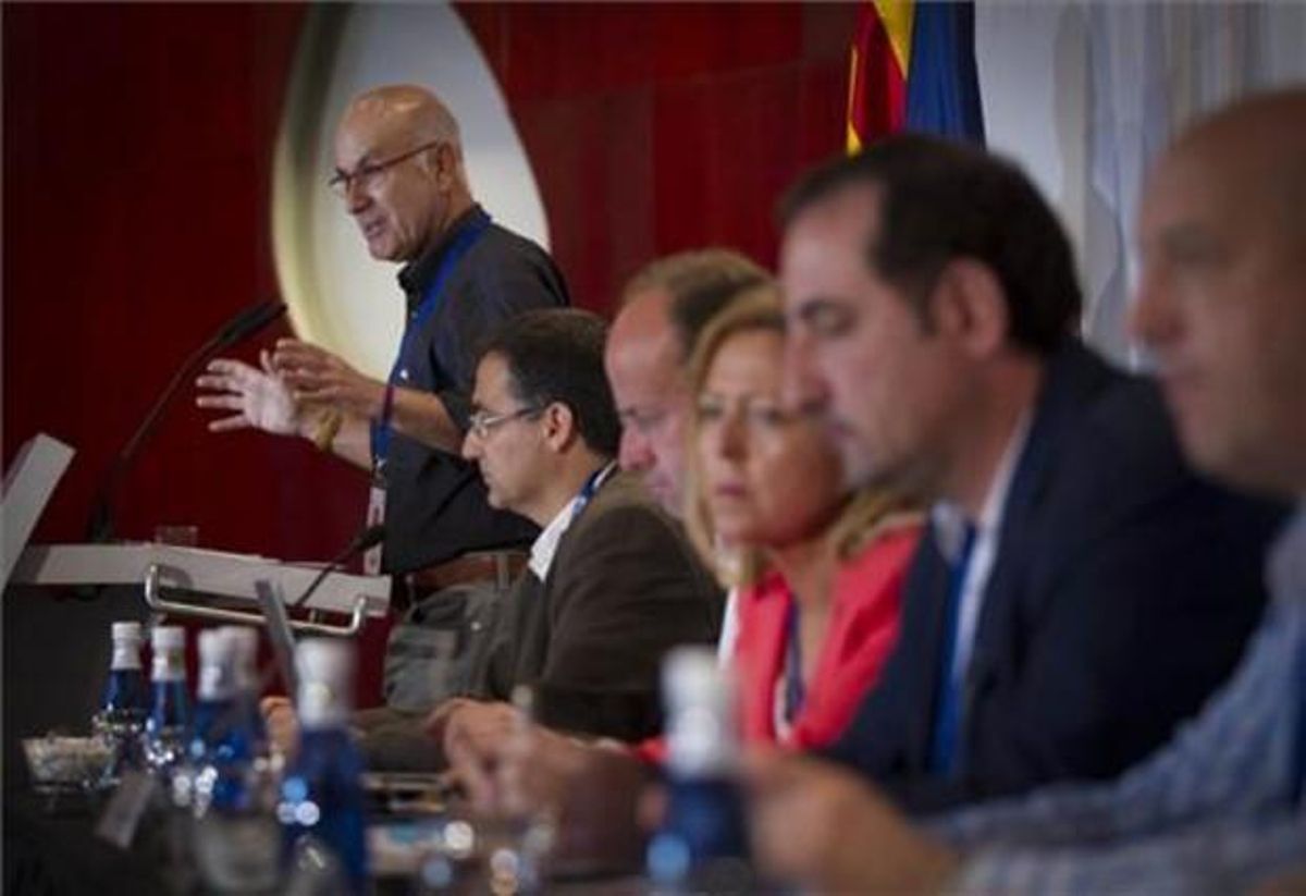 Josep Antoni Duran Lleida (al fondo) interviene en el consejo nacional de Unió, este sábado. Josep Antoni Duran Lleida (al fondo) interviene en el consejo nacional de Unió, este sábado.