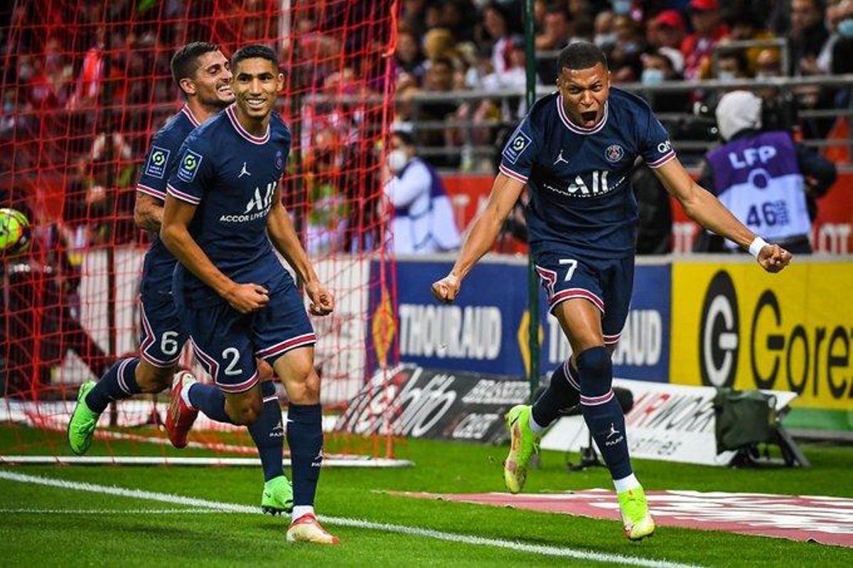 Mbappé celebra uno de sus dos goles al Reims. Mbappé celebra uno de sus dos goles al Reims.