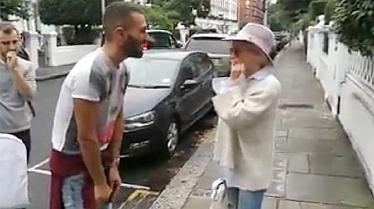 Un fan de Barcelona se encuentra a Kylie Minogue por la calle y canta con ella